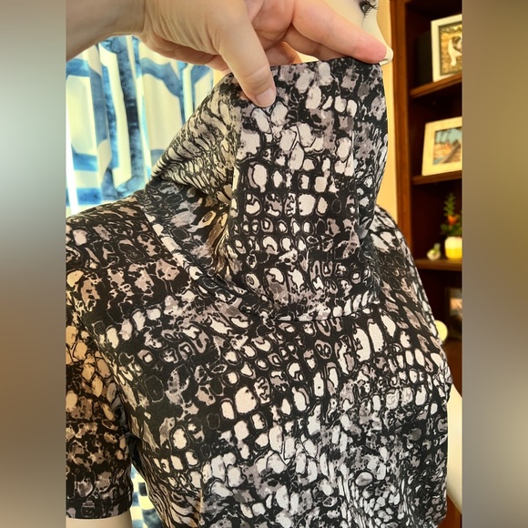 Preston & York Cowl Neck Snakeskin Blouse/Tee Size Large - Picture 5 of 11